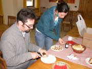 Andrea e Selena preparano i piatti dei test delle marmellate (8788 bytes)